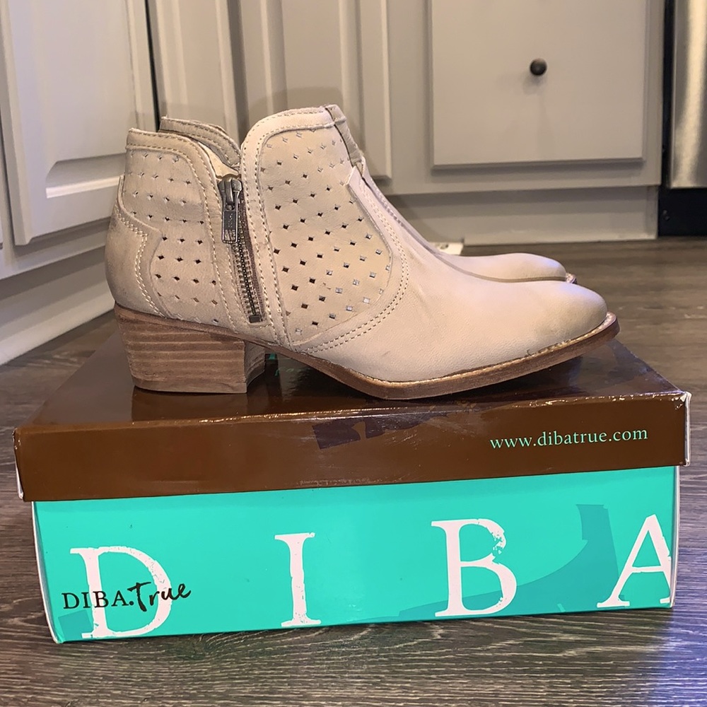Diba True “Show Tunes” Cut-Out Ankle Booties. NEW - in Box  Size 7.5